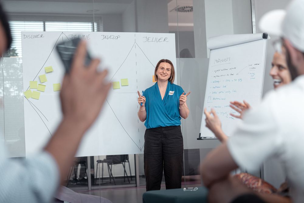 Lektorka sprintu představuje rámec Discover-Define-Develop-Deliver